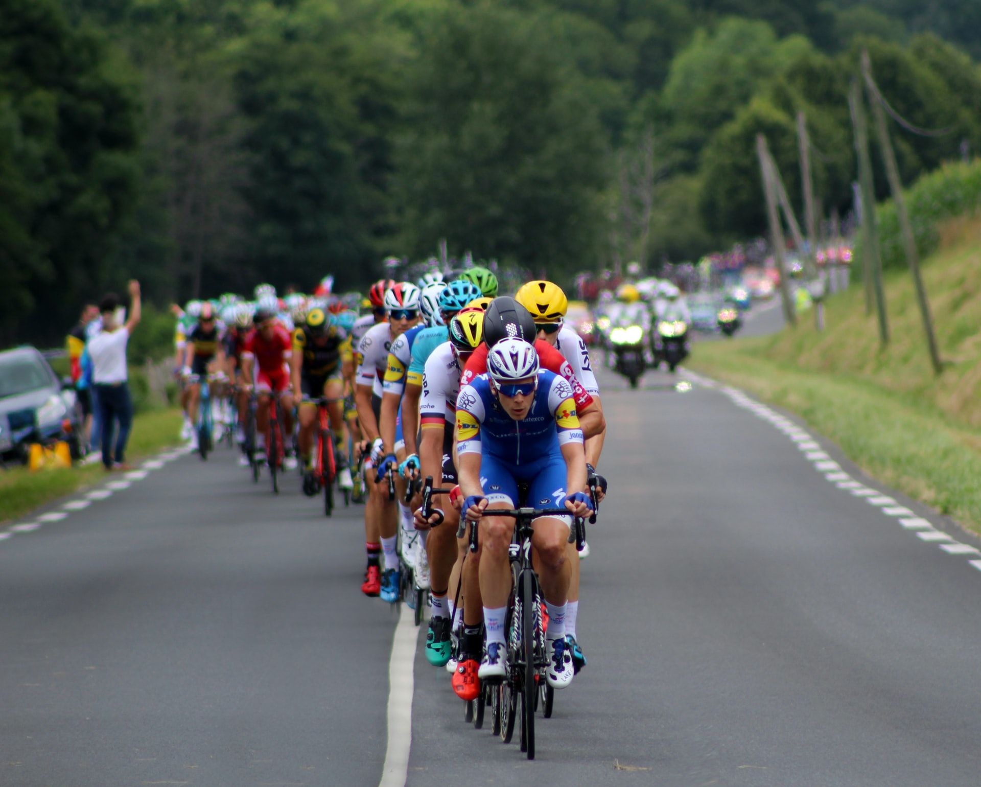 Pembalap dan antusiasme masyarakat dalam kejuaraan Tour De France. (Unsplash/Rob Wingate)