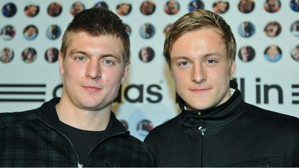 Toni Kroos (kiri) dan Felix Kroos (kanan)  (https://www.bundesliga.com/)