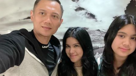 Almira bersama orang tuanya saat foto bersama (Instagram/agusyudhoyono)