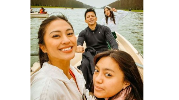 Momen bersama Tyna dan Ariel di perahu (Instagram/tynadwijayanti)