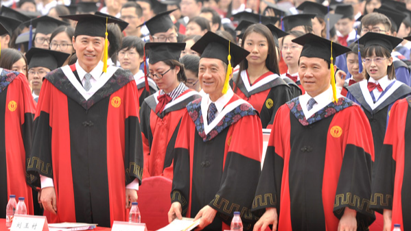 Peking University Graduation Gown. [e.bjmu.edu.cn]