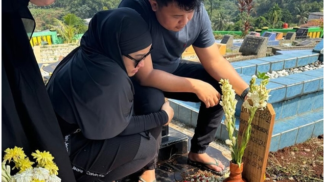 Potret Keluarga Ayu Ting Ting Ziarah ke Makam Baby Zoltan