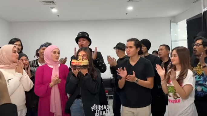 Momen perayaan ulang tahun Mulan Jameela (YouTube/Ahmad Dhani Dalam Berita)