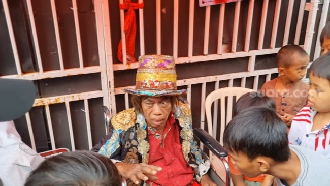 Suasana tempat Pak Tarno berjualan mainan anak-anak dan ikan cupang saat didatangi Ria Ricis di kawasan Warakas, Jakarta, Selasa (24/12/2024). [Suara.com/Adiyoga Priyambodo]