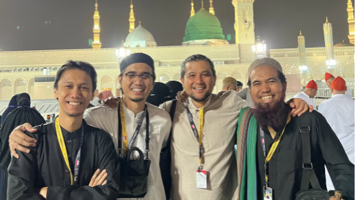 Momen Sakti Umrah Bareng Personel Sheila On 7.