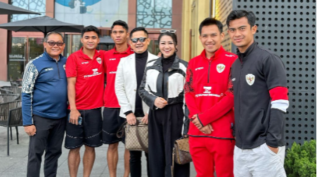 Potret Fitri Carlina Ketemu Pemain Timnas di China.