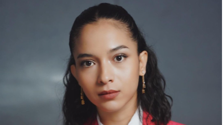 Gaya Andalan Putri Marino.