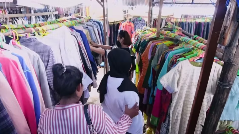 Momen Indah Permatasari Thrifting Baju.