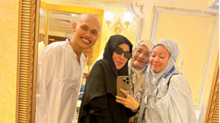 Potret Wanda Hara Umrah.