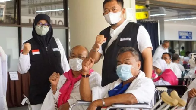 Gusmadi (paling depan berkursi roda) saat berada di Bandara Internasional Hang Nadim sebelum bertolak ke Bandara Jeddah, Jumat (24/6/2022). [Dok. MCH 2022]