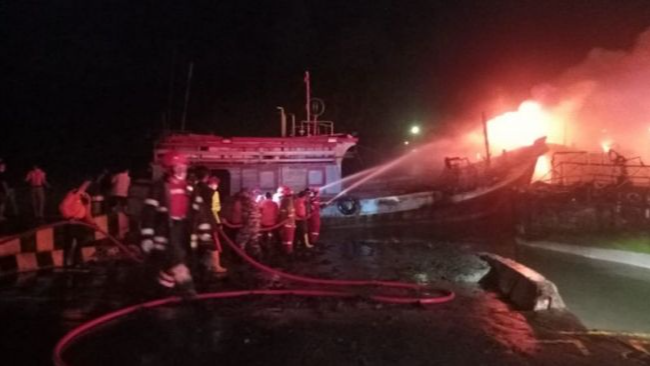 Petugas gabungan memadamkan kebakaran di sejumlah kapal nelayan di Dermaga Batere dan Dermaga Wijayapura, Cilacap, Jawa Tengah, Selasa (3/5/2022) malam. [ANTARA/HO-Basarnas Cilacap]