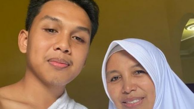 Calon jemaah haji asal Lombok Timur, M Jibran Janwannajihi bersama ibundanya, Susiawati. Jibran menggantikan posisi sang ayah untuk menunaikan haji tahun ini, Selasa (21/6/2022). [Dokumentasi Pribadi]