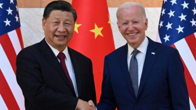 Presiden China, Xi Jinping, dan Presiden Amerika Serikat, Joe Biden, di Bali pada Senin (14/11/2022). (Foto: Suara.com / SAUL LOEB - AFP)