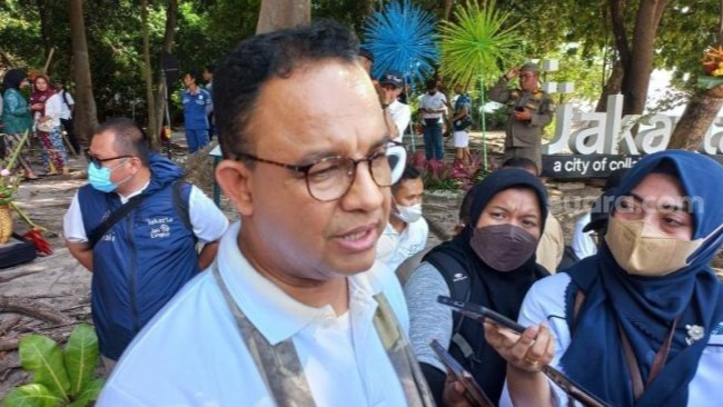 Gubernur DKI Jakarta Anies Baswedan di Pulau Bidadari, Kepulauan Seribu, Selasa (24/5/2022). [Suara.com/Fakhri Fuadi Muflih]