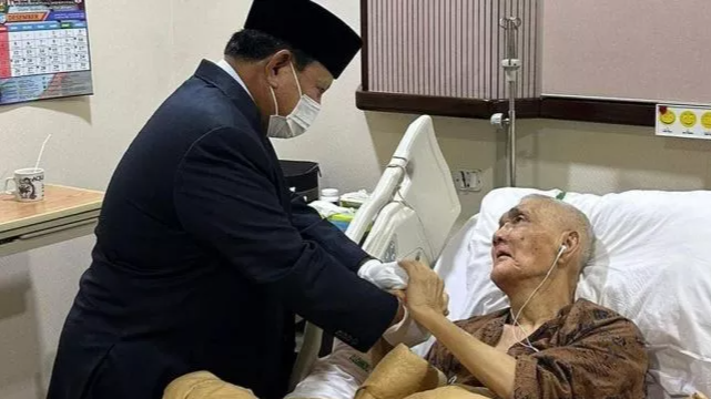 Menteri Pertahanan Prabowo Subianto menjenguk Wakil Presiden ke-6 Jenderal TNI (Purn.) Try Sutrisno di RSPAD Gatot Soebroto, Jakarta Pusat, Rabu (21/12/2022). (foto dok. Prabowo)