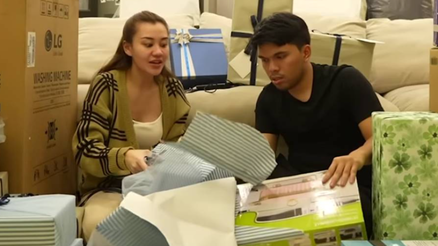 Aaliyah Massaid dan Thariq Halilintar unboxing kado nikahan [YouTube]