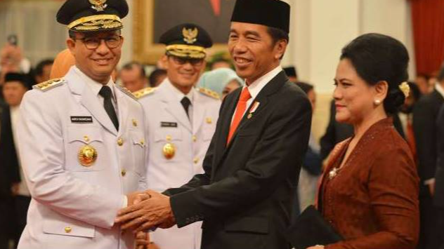 Presiden Joko Widodo melantik Gubernur DKI Jakarta Anies Baswedan dan Wakil Gubernur Sandiaga Uno di Istana Negara, Jakarta, Senin (16/10).