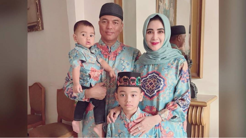 Uut Permatasari bersama suaminya, Tri Goffarudin Pulungan serta kedua anak mereka (Instagram/@uutpermatasari)