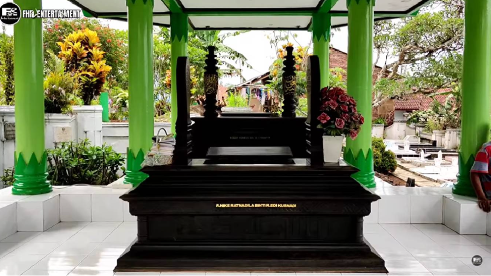 Potret Makam Nike Ardilla (YouTube/FHR21 Entertaiment)