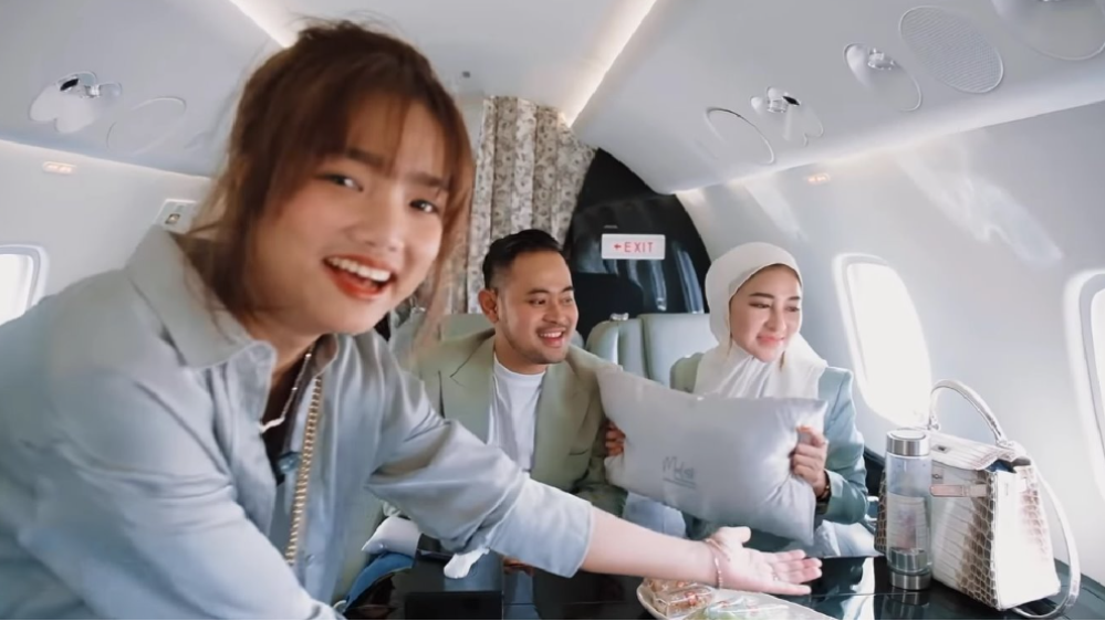 Momen Seleb Naik Jet Pribadi Gilang Juragan 99 (YouTube/Fuji an)