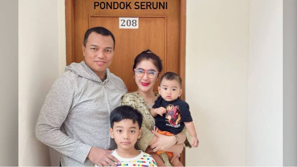 Uut Permatasari bersama suaminya, Tri Goffarudin Pulungan serta kedua anak mereka ketika tinggal di kosan (Instagram/@uutpermatasari)