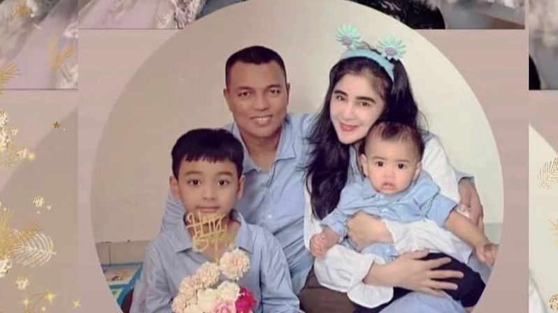 Uut Permatasari bersama suaminya, Tri Goffarudin Pulungan serta kedua anak mereka (Instagram/@uutpermatasari)