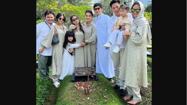 Potret Selebriti Ziarah Saat Lebaran (Instagram/@ririnekawati)