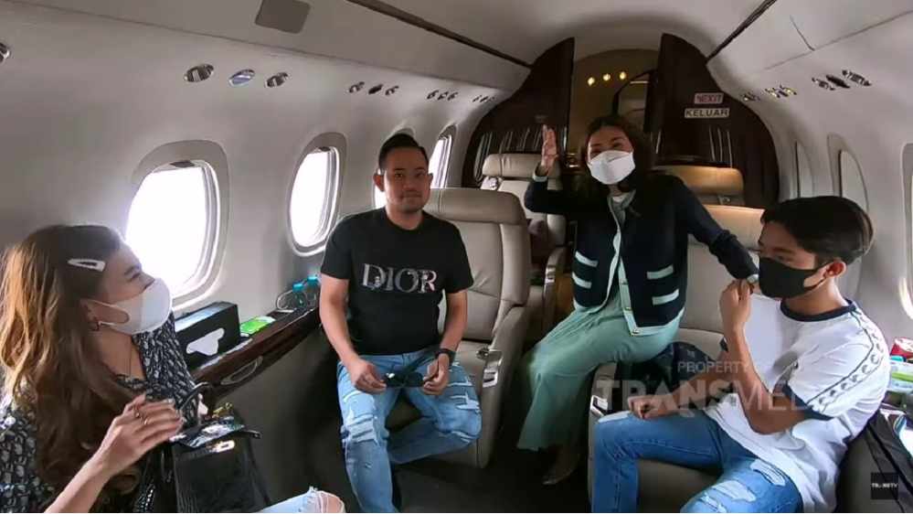 Momen Seleb Naik Jet Pribadi Gilang Juragan 99 (YouTube/TRANS TV Official)