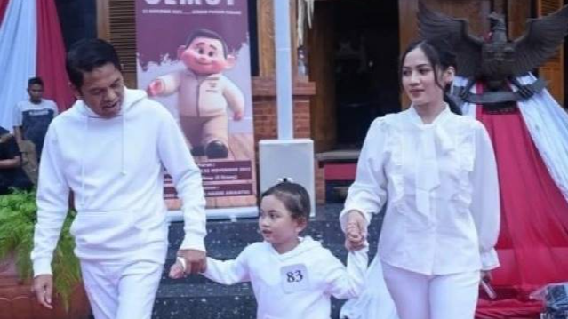 Dedi Mulyadi dan Wanita cantik serta anak bungsunya [Instagram]