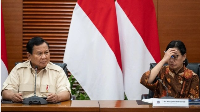 Presiden Prabowo Subianto (kiri) didampingi Menteri Keuangan Sri Mulyani (kanan) menyampaikan keterangan pers terkait kenaikan tarif Pajak Pertambahan Nilai (PPN) di Kantor Kementerian Keuangan, Jakarta, Selasa (31/12/2024). [ANTARA FOTO/Aprillio Akbar/aww]