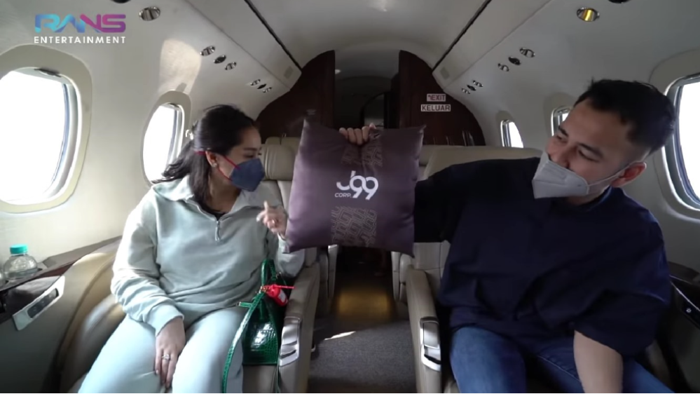 Momen Seleb Naik Jet Pribadi Gilang Juragan 99 (YouTube/Rans Entertainment)