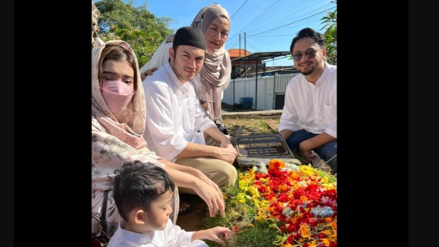 Potret Selebriti Ziarah Saat Lebaran (Instagram/@rizkynazar20)