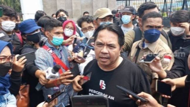 Pegiat media sosial, Ade Armando, turut terlihat hadir di area depan Gedung DPR/MPR RI, Senayan, Jakarta, Senin (11/4/2022). (Suara.com/Bagaskara)