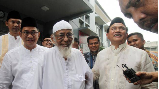 Kuasa hukum capres Joko Widodo dan Ma'ruf Amin, Yusril Ihza Mahendra (kanan) mengunjungi narapidana kasus terorisme Abu Bakar Baasyir (tengah) di Lapas Gunung Sindur, Bogor, Jawa Barat , Jumat (18/1). [ANTARA FOTO/Yulius Satria Wijaya]