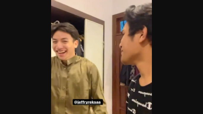 Potret Jeffry Reksa Pakai Baju Muslim (Instagram/@basyasman)