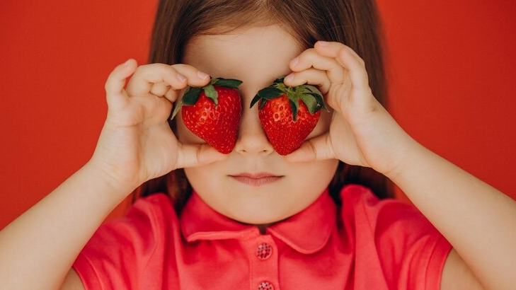 Ilustrasi strawberry parenting [freepik]