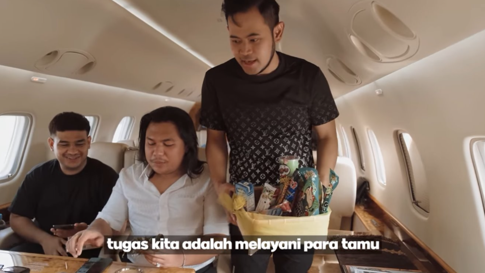 Momen Seleb Naik Jet Pribadi Gilang Juragan 99 (YouTube/JURAGAN 99 vs SHANDY)