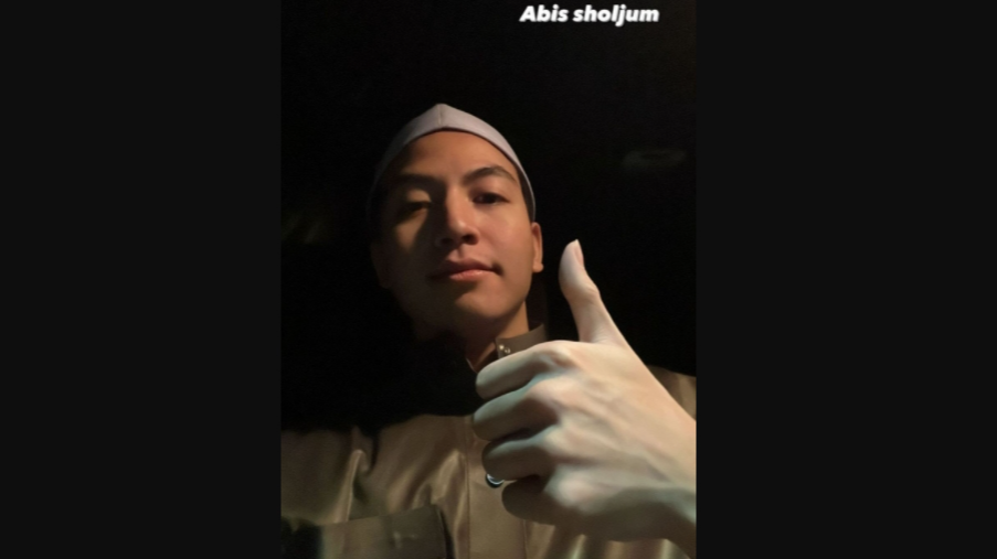 Potret Jeffry Reksa Pakai Baju Muslim (Instagram/@jeffryreksaa)