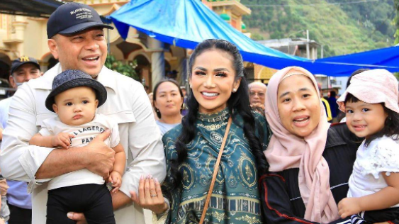 Kris Dayanti ketika momong Ameena dan Azura [Instagram]