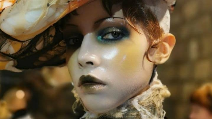 Porcelain makeup yang dipopulerkan penata rias asal Inggris, Pat MacGrath. [Dok. Pat MacGrath]