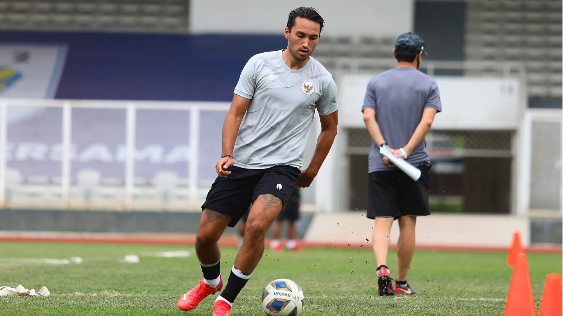 Ezra Walian Saat Mengikuti Sesi Latihan Bersama Timnas Indonesia. (instagram.com/ezrawalian)